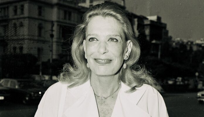 Μελίνα Μερκούρη παιδική φωτογραφία κουκλάκι