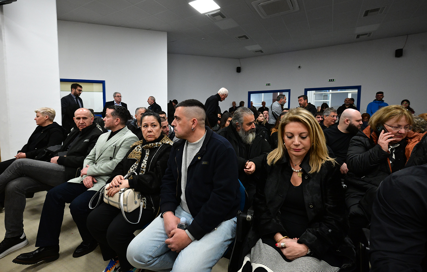 Ξεκίνησε η δίκη των Τεμπών με απεργία και χάος δίκη Τεμπών Λάρισα συγγενείς θυμάτων δικαστήριο