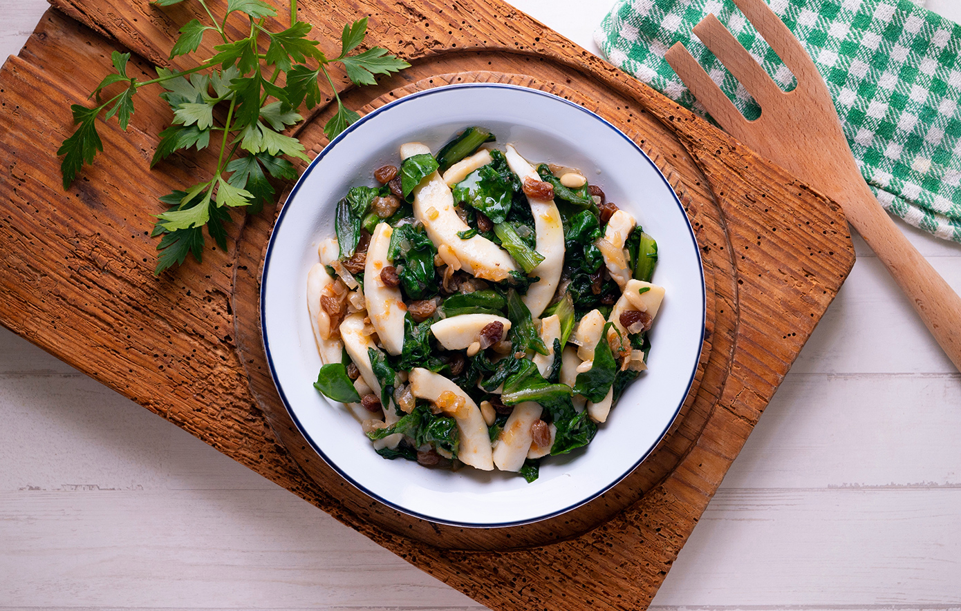 Ζυμαρικά με θαλασσινά, μύδια και γαρίδες σε λευκό πιάτο