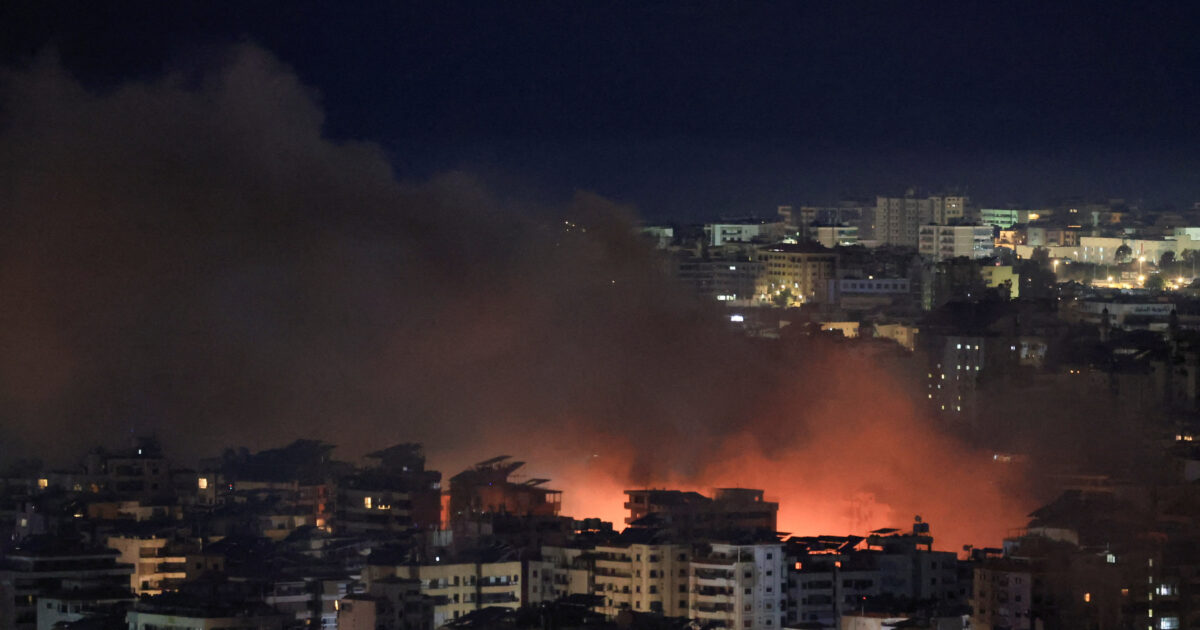 Καπνός υψώνεται από βομβαρδισμό στη Μέση Ανατολή κατά τη διάρκεια του πολέμου