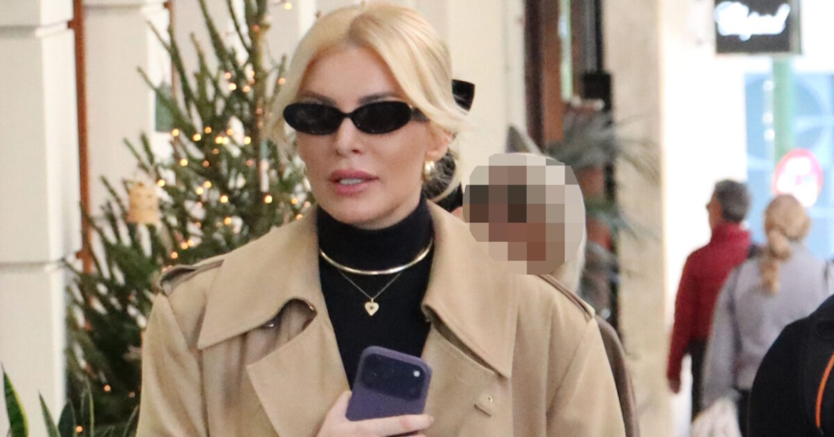 Κατερίνα Καινούργιου ντυμένη στα λευκά στο πλατό