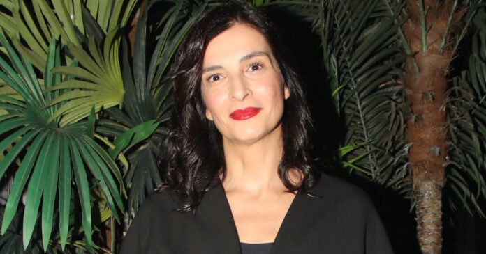 Αντιγόνη Κουλουκάκου με άβαφα μαλλιά στο θέατρο