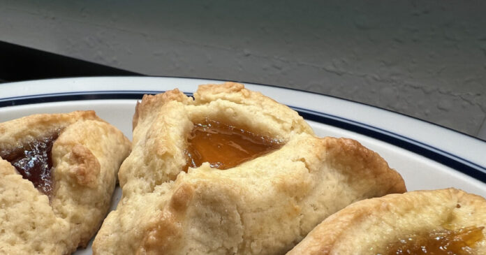 Hamantaschen εβραϊκά τριγωνικά γλυκά με μαρμελάδα βερίκοκο