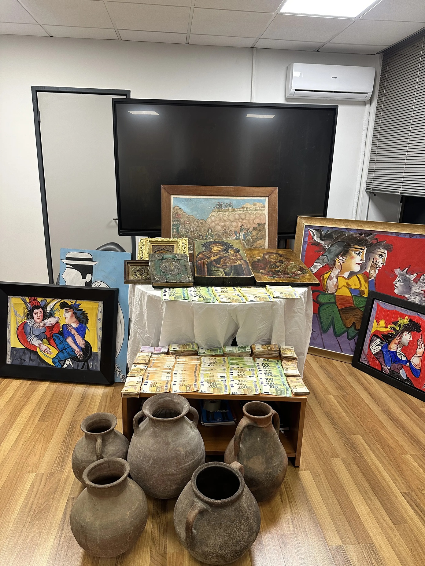 Γκαλερίστας συνελήφθη για πλαστά έργα τέχνης Πλαστά έργα τέχνης κατασχέθηκαν από ΕΛΑΣ