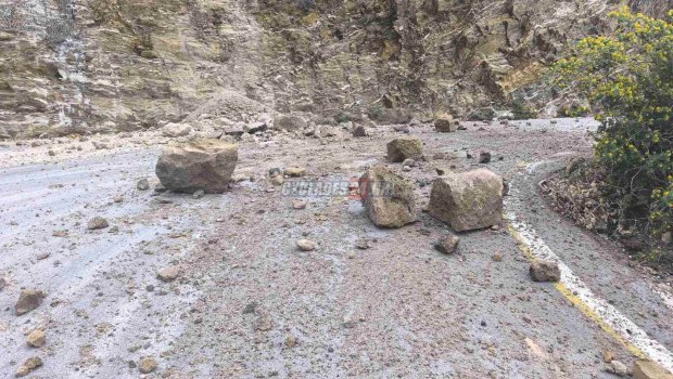 Κατολισθήσεις βράχων στον δρόμο προς λιμάνι Αθηνιού Σαντορίνη