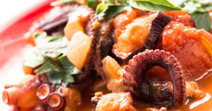 χταπόδι αραμπιάτι με πικάντικη σάλτσα ντομάτας