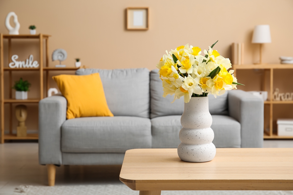Ανοιξιάτικα λουλούδια σε βάζο για διακόσμηση σπιτιού