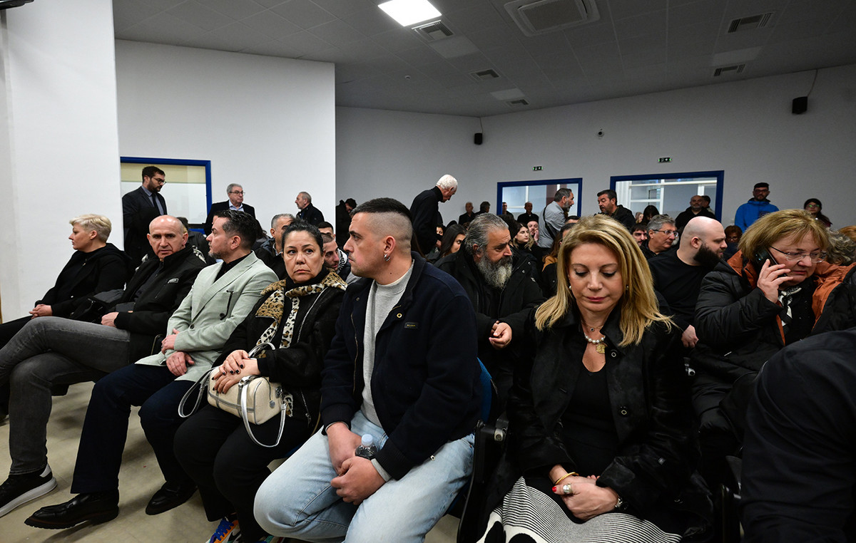 Ξεκίνησε η δίκη των Τεμπών με απεργία και χάος δίκη Τεμπών Λάρισα συγγενείς θυμάτων δικαστήριο