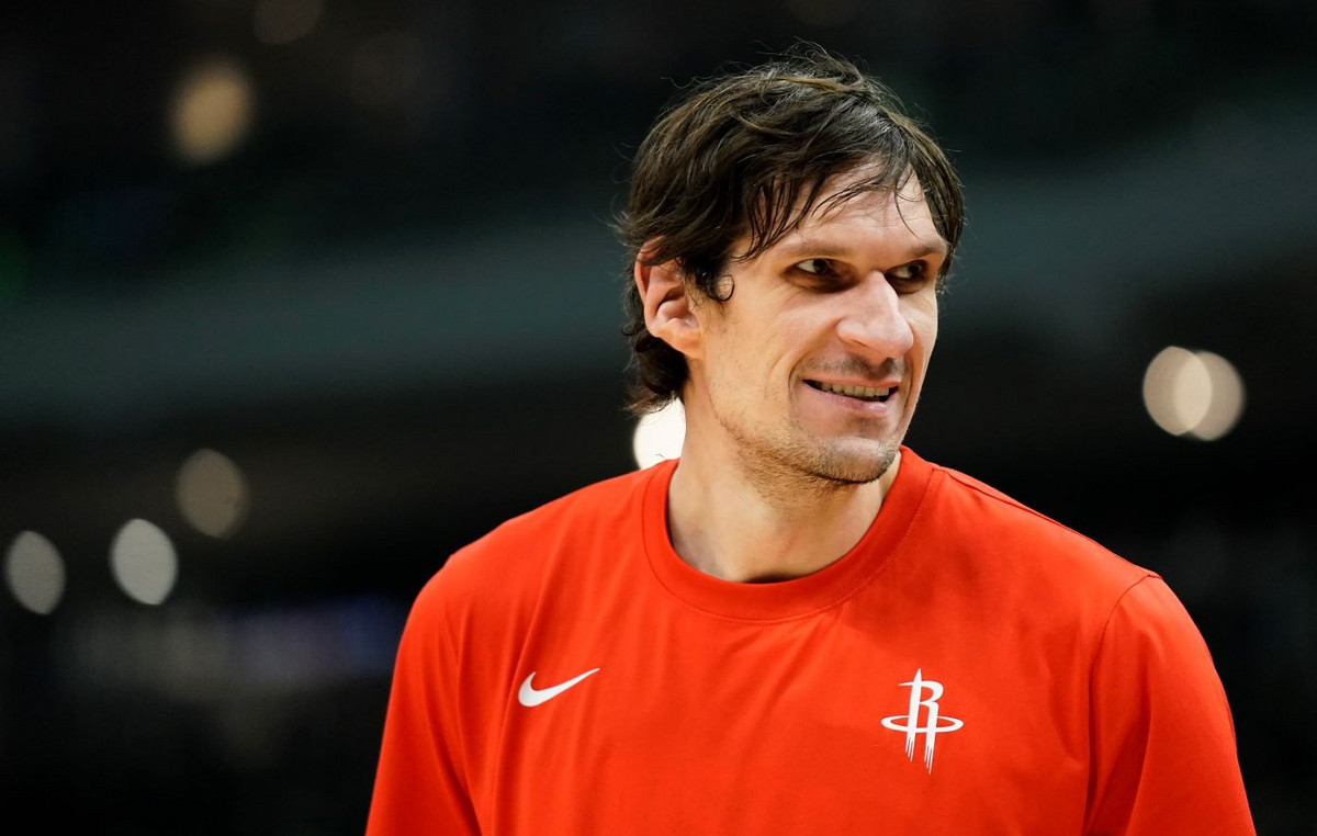 Μαριάνοβιτς παίζει ντραμς στην μπάντα του Αριζόνα