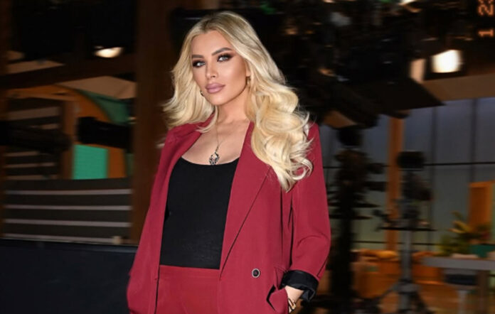 Κατερίνα Καινούργιου glazed donut nails τάση μανικιούρ