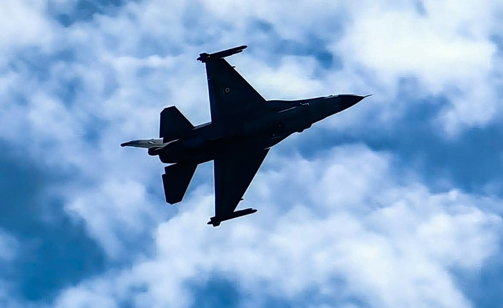 Παρέλαση Μεσολόγγι: Συγκλονιστικό μήνυμα πιλότου F-16 παρέλαση Μεσολόγγι επίδειξη F-16 Ζευς 25η Μαρτίου