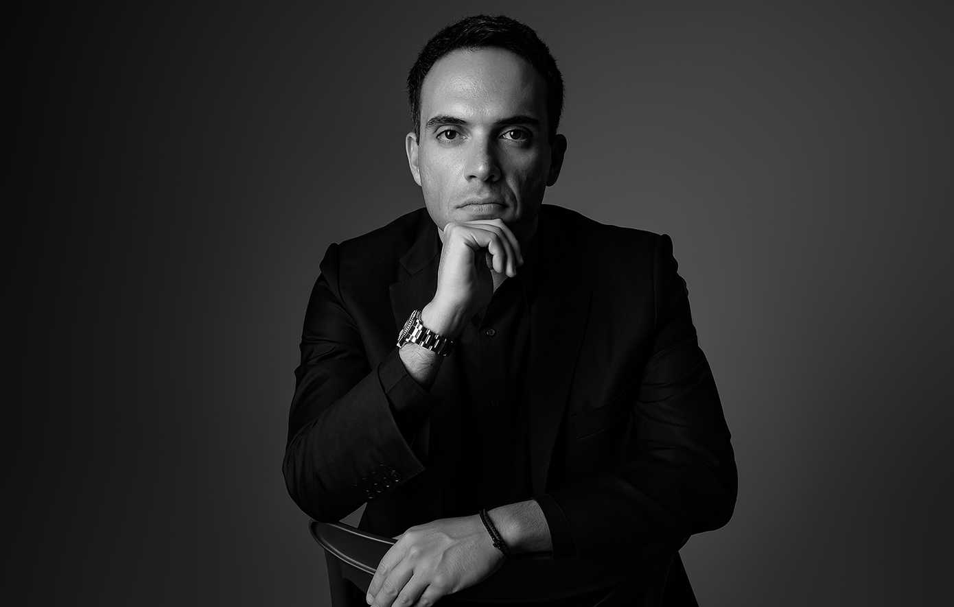 Φοιτητής με ψηφιακή φοιτητική κάρτα σε κινητό