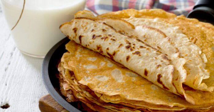 Κρέπες κουάκερ με φρούτα και μέλι στο πιάτο