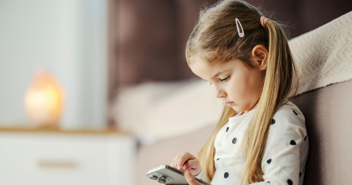 Παιδί μπροστά σε οθόνη tablet