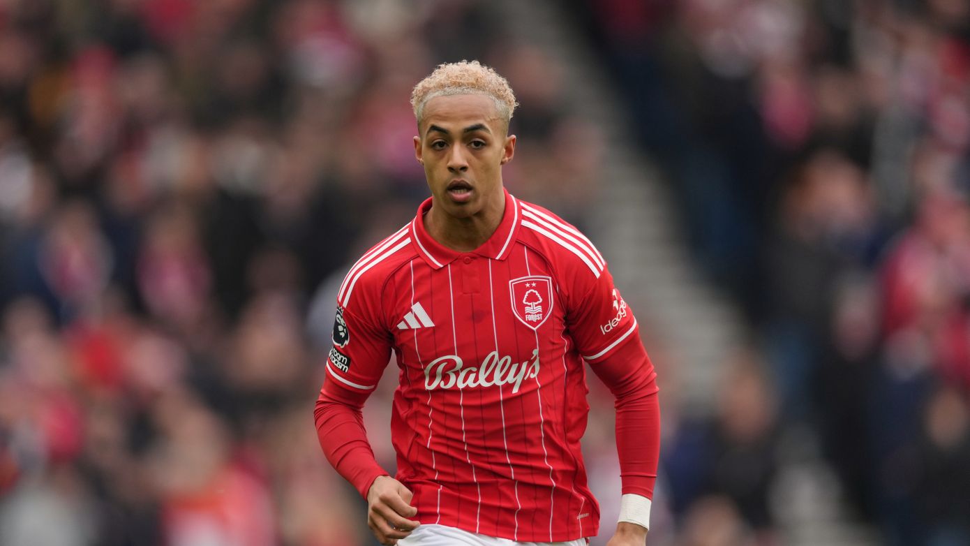 Ποδοσφαιριστής με κρέμα προσώπου στο γήπεδο