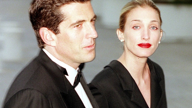 Carolyn Bessette-Kennedy με κλασικά κοσμήματα μινιμαλιστικό στυλ