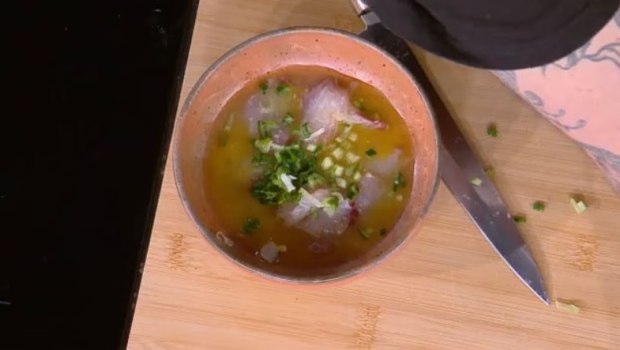 λαβράκι καρπάτσιο με μους αβοκάντο και λαχανικά