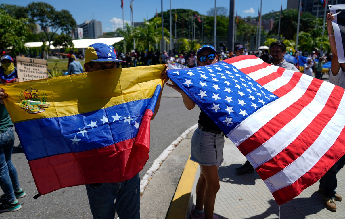 Αποκατάσταση διπλωματικών σχέσεων ΗΠΑ και Βενεζουέλας σημαίες