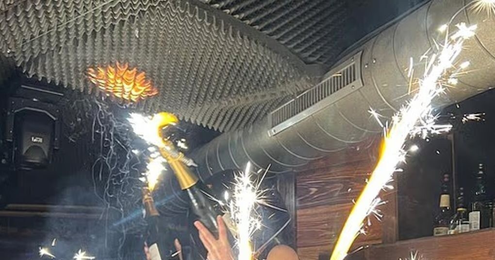 Ερευνητής και αστυνομικός στα ερείπια του κλαμπ Le Constellation