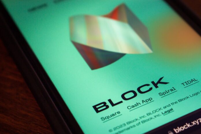 Block απολύσεις μπόνους παραμονής τεχνολογική εταιρεία