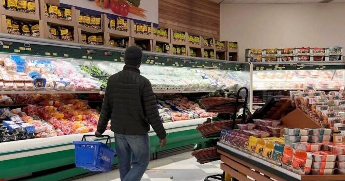 Έλληνες καταναλωτές αντιμετωπίζουν οικονομική πίεση στο σούπερ μάρκετ