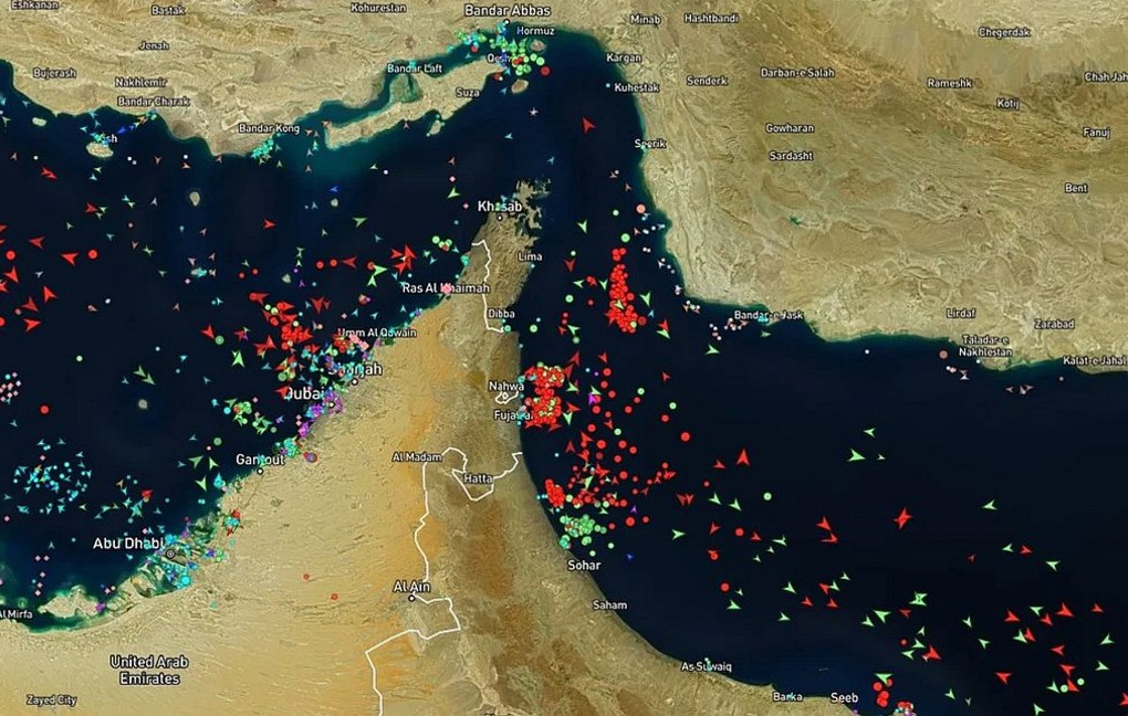 Πετρελαιοφόρα διέρχονται από το στενό του Χορμούζ