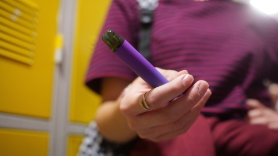 Κάπνισμα εφήβων: Πάνω από το 54% έχουν δοκιμάσει τσιγάρο έφηβοι καπνίζουν ηλεκτρονικό τσιγάρο άτμισμα