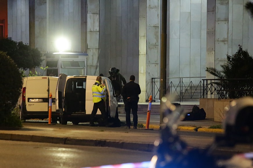 Αστυνομικές δυνάμεις στη ΓΑΔΑ κατά την πανικό χειροβομβίδες