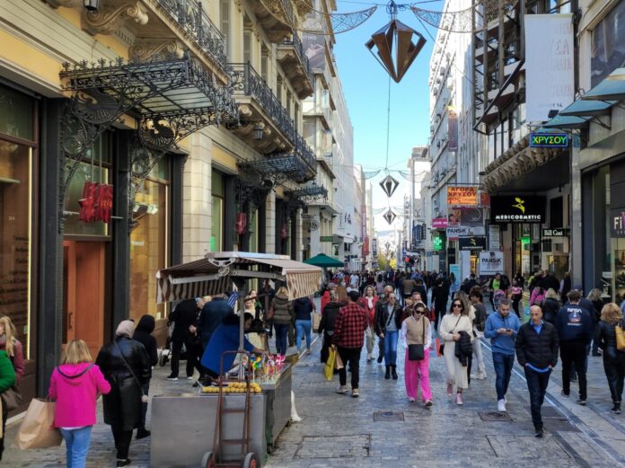 Καταναλωτές στην Ελλάδα αντιμετωπίζουν οικονομική πίεση