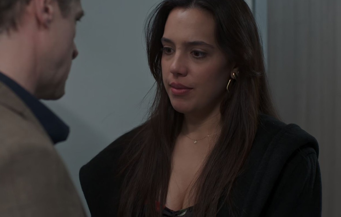 Σκηνή από Η γη της ελιάς επεισόδια δίκη