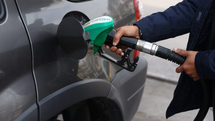 Πρατήριο καυσίμων με πινακίδα τιμών