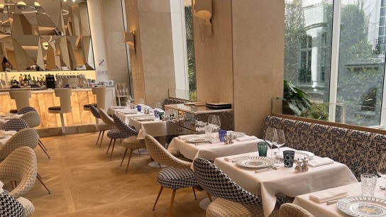 Καφέ οίκων μόδας με πολυτελή διακόσμηση