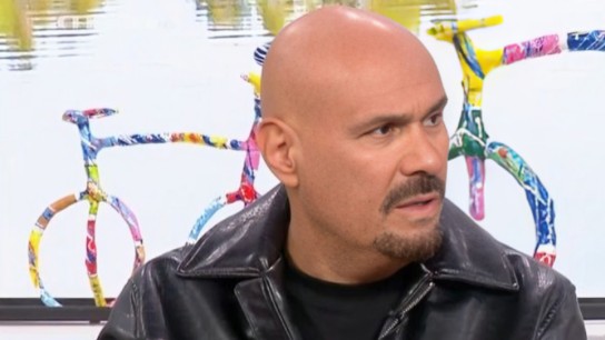 Φωτογράφος με κάμερα επηρεασμένος από τεχνητή νοημοσύνη