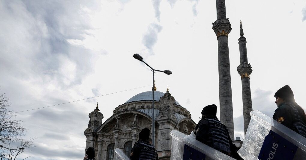 γυναίκα με τα κόκκινα Γκεζί Τουρκία