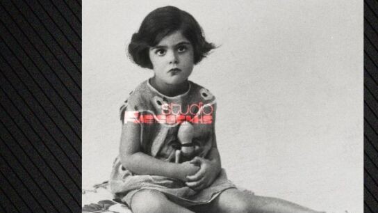 Μελίνα Μερκούρη παιδική φωτογραφία κουκλάκι