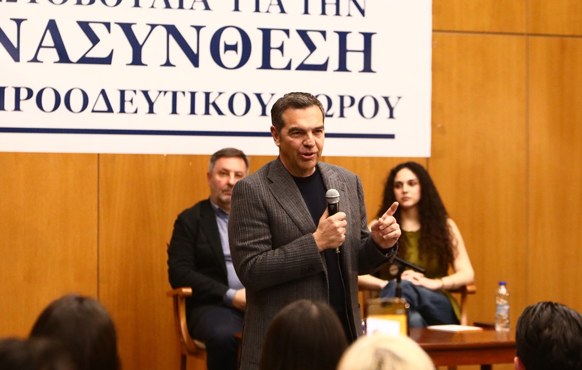 Ο Αλέξης Τσίπρας μιλάει στη συνέλευση στη Θεσσαλονίκη