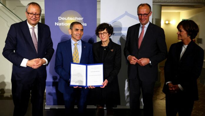 Ουγκούρ Σαχίν Οζλέμ Τουρετσί BioNTech αποχώρηση