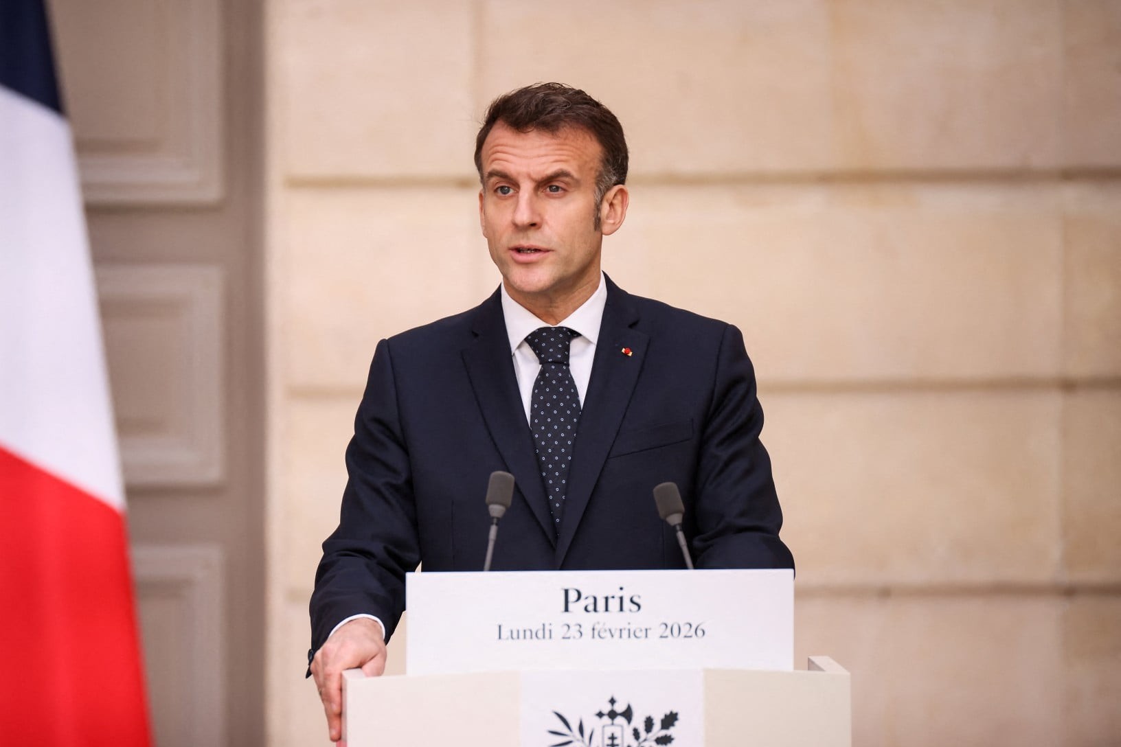 Εμανουέλ Μακρόν σημαία Γαλλίας διπλωματία