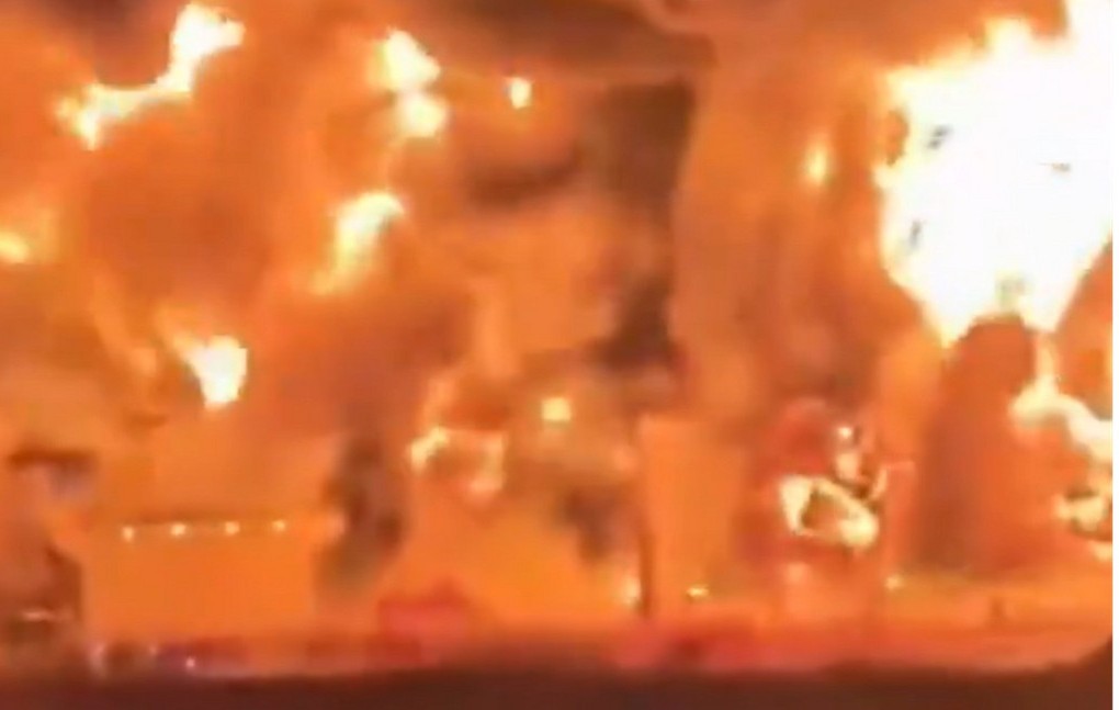 Δεξαμενόπλοιο καίγεται μετά επίθεση Περσικός Κόλπος