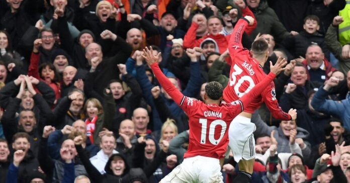 Μάντσεστερ Γιουνάιτεντ γιορτάζει γκολ κόντρα στην Άστον Βίλα