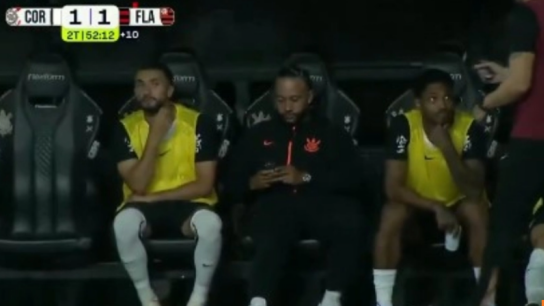 Μέμφις Ντεπάι με κινητό στον πάγκο Κορίνθιανς