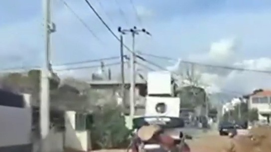 υπερφορτωμένο αυτοκίνητο με έπιπλα στο δρόμο