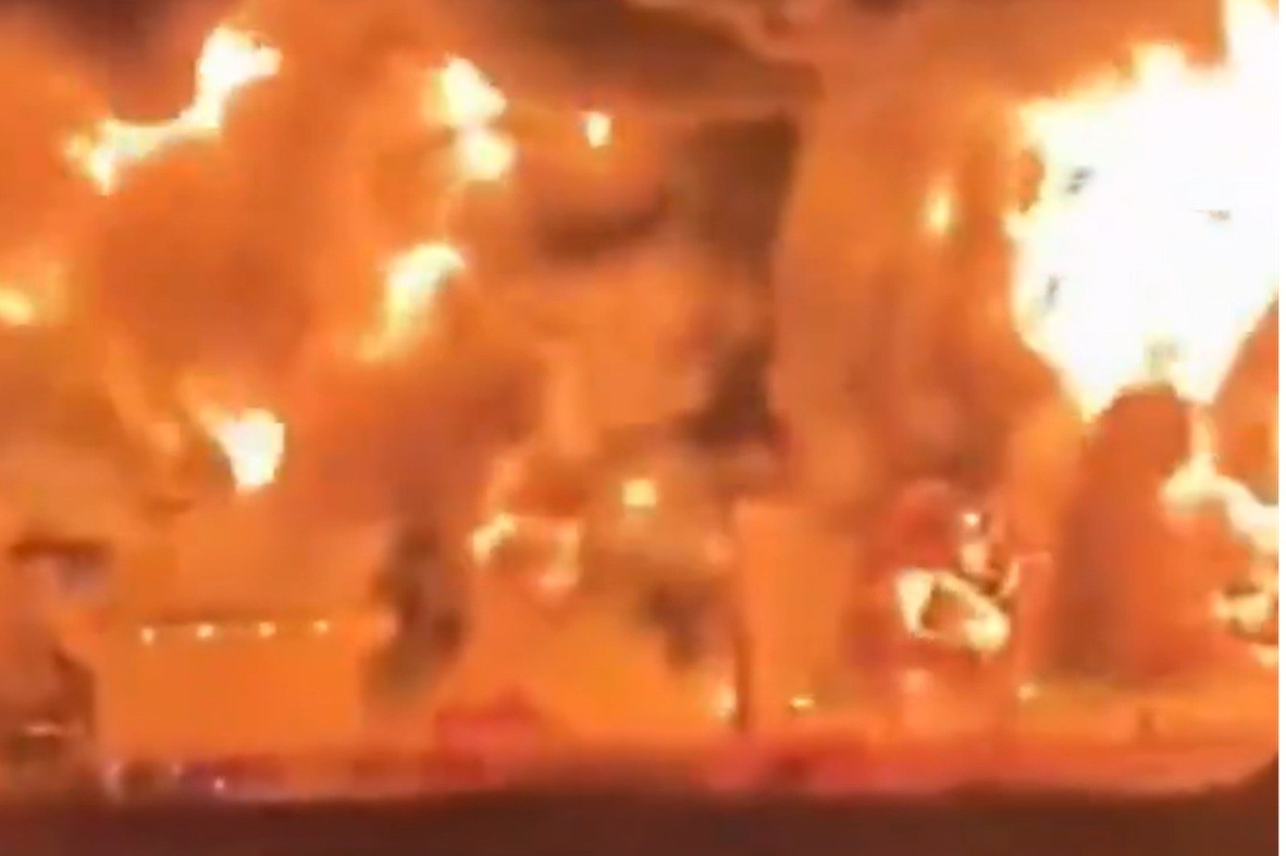 Δεξαμενόπλοιο καίγεται μετά επίθεση Περσικός Κόλπος