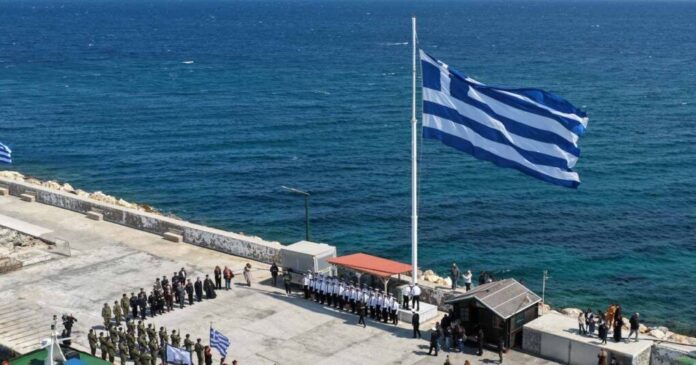 γιγάντια ελληνική σημαία λιμάνι Χίος 25η Μαρτίου