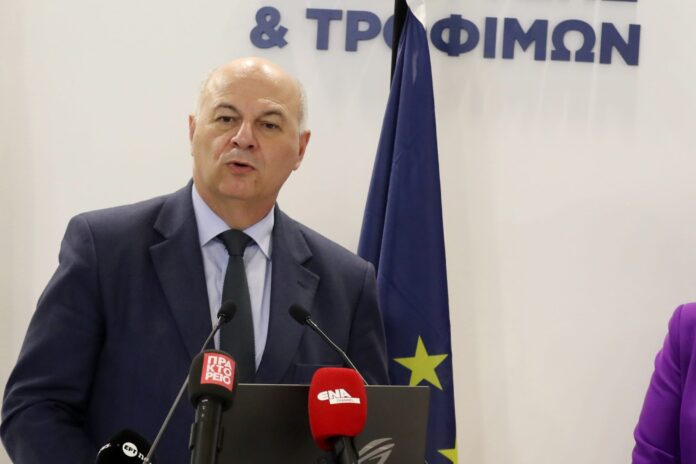 Αγρότης με σύγχρονα μηχανήματα στο χωράφι