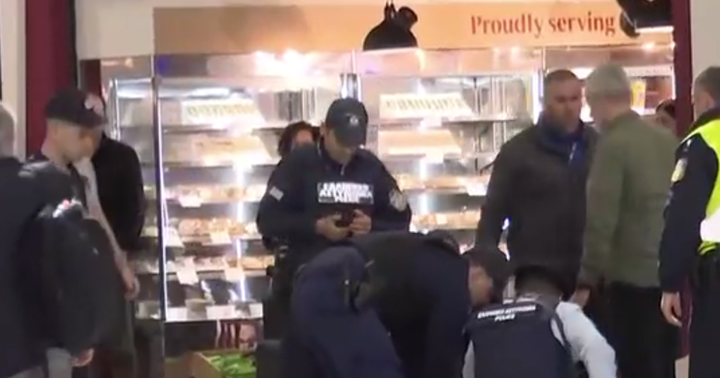 Σύλληψη άνδρα με σημαία Ισραήλ αεροδρόμιο