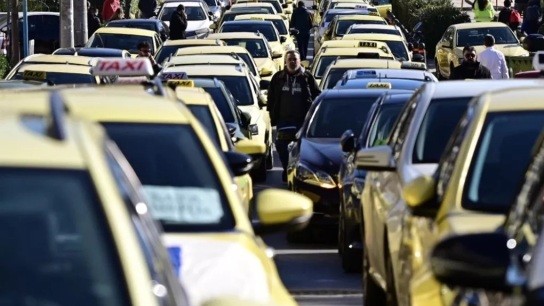 Απεργία ταξί τη Δευτέρα: Χειρόφρενο για 24 ώρες Απεργία ταξί Αθήνα συγκέντρωση ΣΑΤΑ