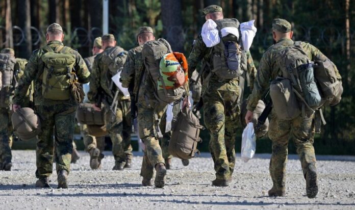 Έλληνες συζητούν για επιστράτευση και εθνικό καθήκον