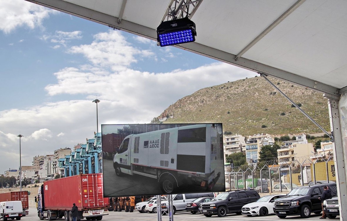 κινητό μηχάνημα X-ray στον λιμένα Πειραιά