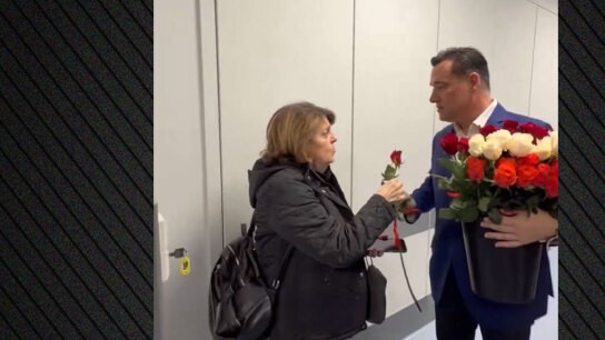 Γεωργιάδης μοιράζει τριαντάφυλλα γυναίκες νοσοκομείο